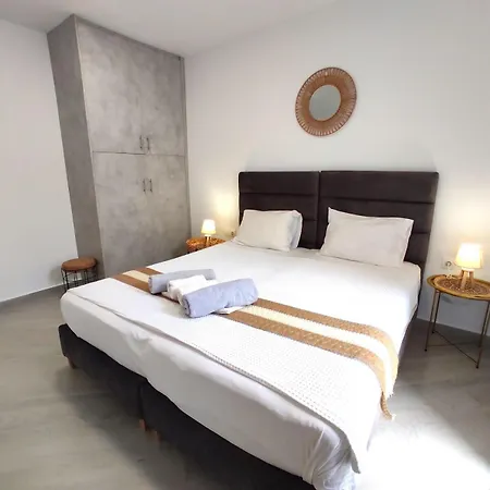 Modern Mykonos 2 Bd Aqua Apt W Shared Pool * Plintri